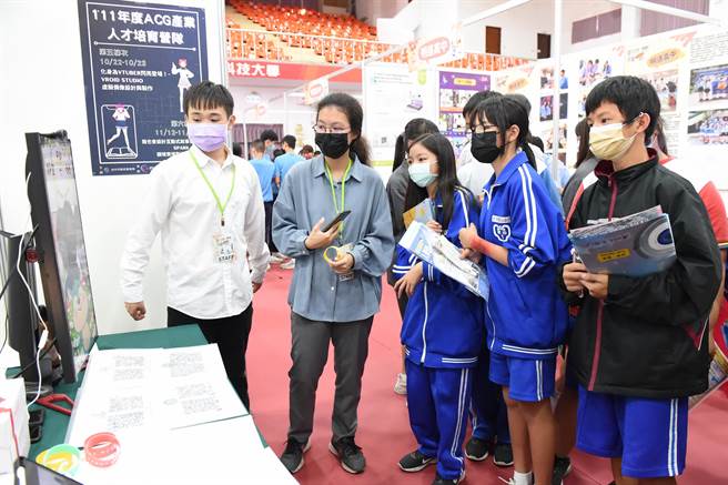 與會國高中生也藉由實際體驗，瞭解創新科技激發興趣，讓數位科技產業人才培育落實向下扎根！ （靜宜大學提供）