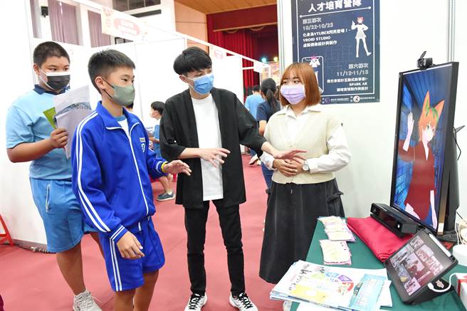 靜宜展區的「虛擬偶像」是由參與靜宜ACG營隊的高中生親自設計的成品，各個角色不同樣貌、衣著與性格都深具特色。（靜宜大學提供）