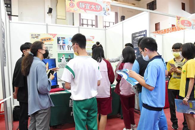 靜宜大學讓與會者利用智慧型手機，體驗立體、動態的AR故事。（靜宜大學提供）