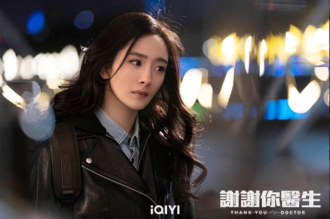杨幂第一次挑战医生角色。（爱奇艺国际站提供）