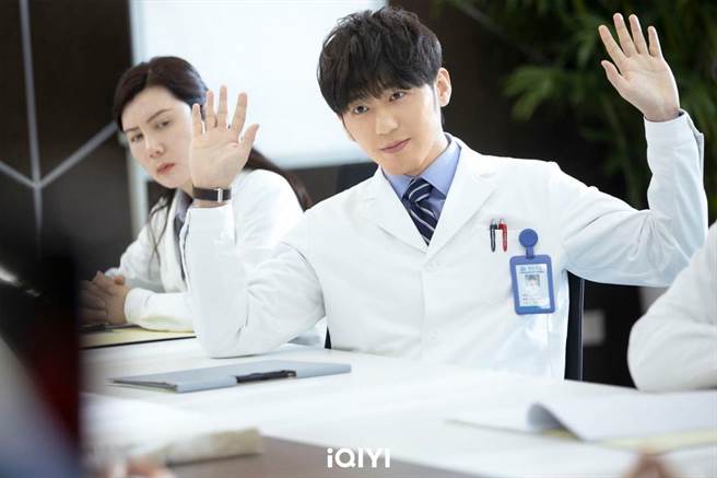 白宇饰演桐山医院不可一世的年轻医生白术。（爱奇艺国际站提供）