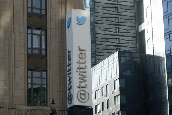 馬斯克在推特上談到裁員時說：「不幸的是，公司每天損失逾400萬美元（約新台幣1.3億），我們別無選擇。」（圖/ 美聯社）