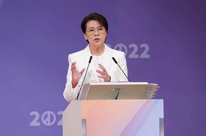 台北市長選舉電視辯論會今天登場，媒體提問階段分別提出居住正義以及兩岸關係等問題，無黨籍台北市長候選人黃珊珊回答。（主辦單位提供）