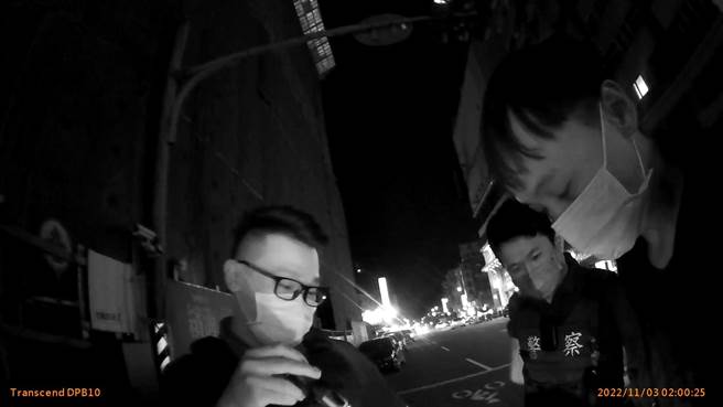 員警因葉姓男子違規，抓到通緝犯施男，更搜到施男包包裡的毒品。（高市苓雅分局提供／楊舒婷高雄傳真）