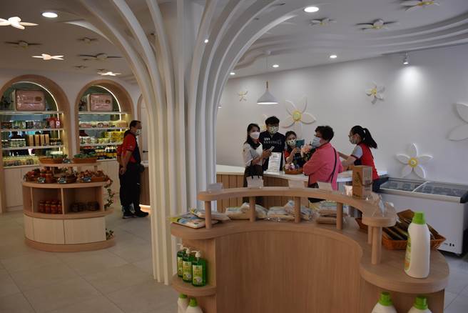 西湖鄉農會斥資300萬元將舊辦公室整修成明亮的展售空間。（謝明俊攝）