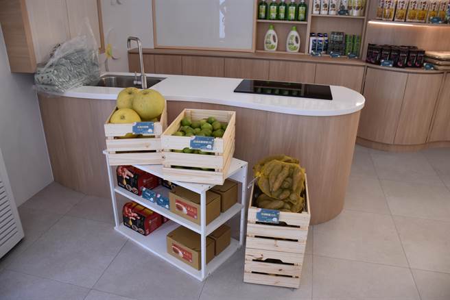 西湖鄉所生產的甘藷及白柚是目前當令的農產品。（謝明俊攝）