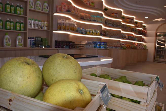 西湖鄉的白柚與文旦齊名，耐久放又可散發天然柚香。（謝明俊攝）