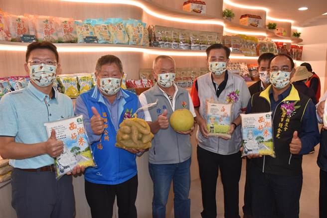 苗栗縣長徐耀昌5日上午主持西湖鄉農會社區小鋪開張揭幕，全力推薦當地農特產品。（謝明俊攝）