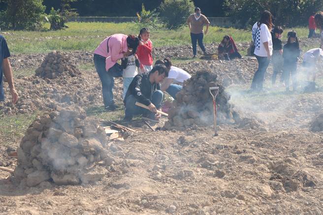 西湖鄉農會社區小鋪開張揭幕，農會並安排在隨近稻田舉辦焢窯活動。（謝明俊攝）