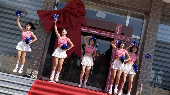 揭牌仪式由「Candy Girls」带来热情洋溢的舞蹈，演绎金门新一代的活力与气息(于家麒摄)