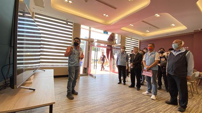 县府建设处科长陈彦志(左)向现场来宾介绍产业创新中心各项设施与服务(于家麒摄)