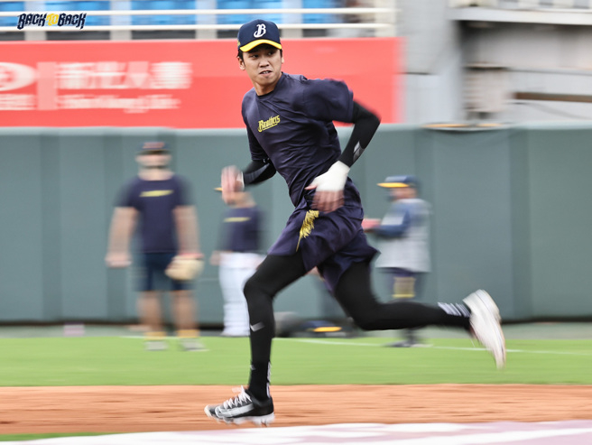 中信兄弟王威晨赛前练习跑垒。（中信兄弟提供）