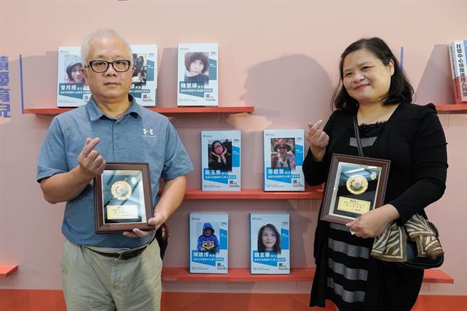 7年照顧24位護苗兒，鍾宜蓁、陳建博夫妻同獲愛心寶貝獎。（新北市社會局提供）
