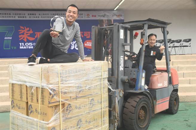 男子组冠军李智群70公斤，抱回70公斤马祖陈高，让他又惊又喜。（连江县政府提供／李奇叡连江传真）