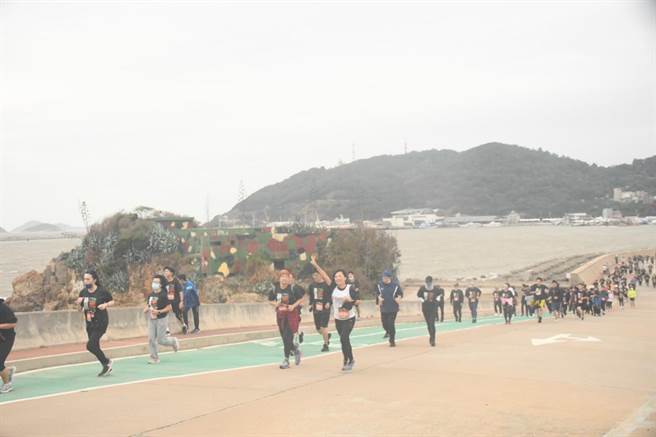 2022年第7届马祖马拉松今清晨鸣笛起跑，超过2000名跑者环跑南竿全岛。（连江县政府提供／李奇叡连江传真）