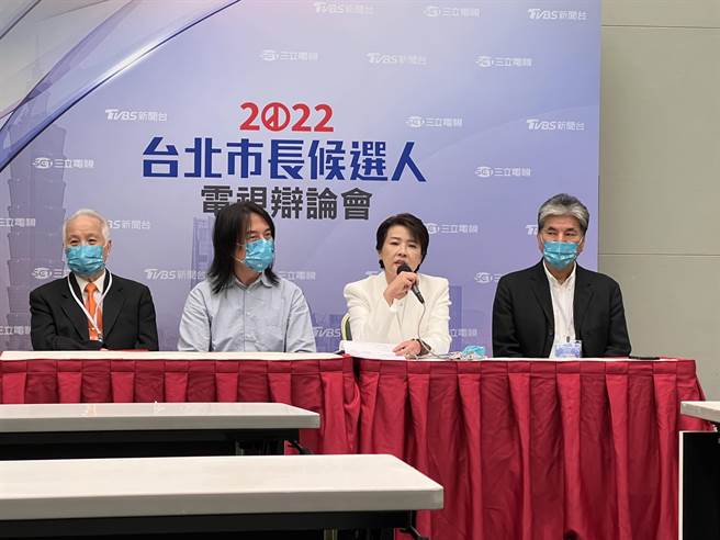 台北市长选举电视辩论会顺利落幕，无党籍台北市长候选人黄珊珊（右二）进行会后联访。（陈薏云摄）