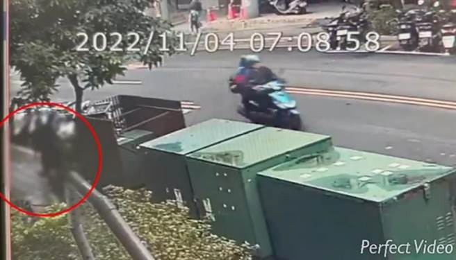 新北市中和区一名男子昨清晨当街推倒9旬妇人，再抢走她包包内的1000元。（警方提供／李奇叡新北传真）