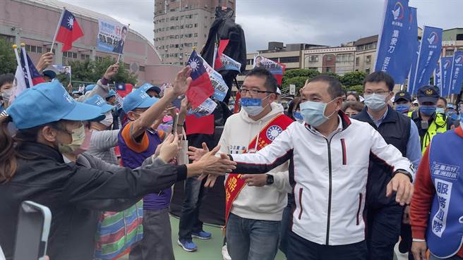 新北市长侯友宜替国民党新北市议员候选人林鼎超站台，2人一起走入会场。（吕健豪摄）