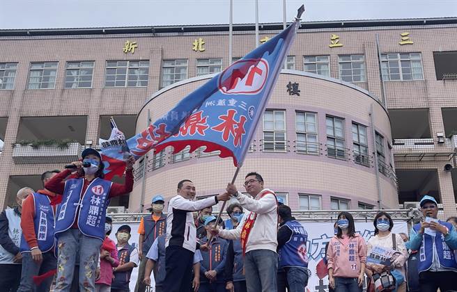 侯友宜授旗给林鼎超，盼望他旗开得胜。（吕健豪摄）