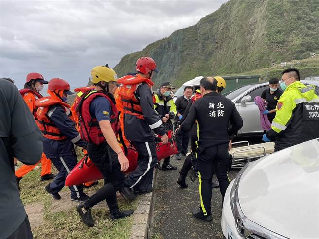 新北市瑞芳水湳洞附近5日下午发生钓客落海，所幸经消防人员救起。（翻摄照片／张志康新北报导）