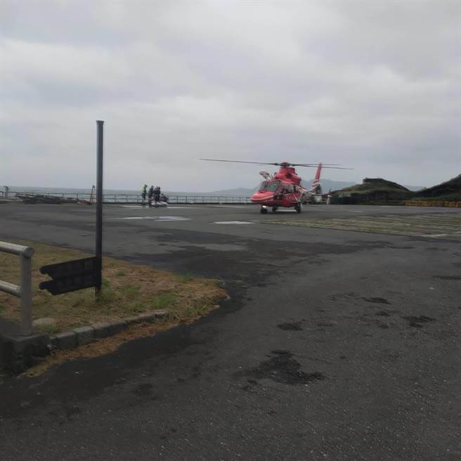 海巡搜救人员5日下午发现日前失联的钓客遗体，并经家属指认无误。（翻摄照片／张志康新北报导）