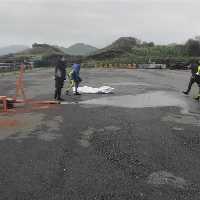 海巡搜救人员5日下午发现日前失联的钓客遗体，并经家属指认无误。（翻摄照片／张志康新北报导）