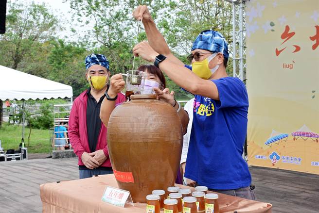 眾人将5年前酿造的柠檬酵素开封，为「六堆秋收祭」热闹揭开序幕。（林和生摄）