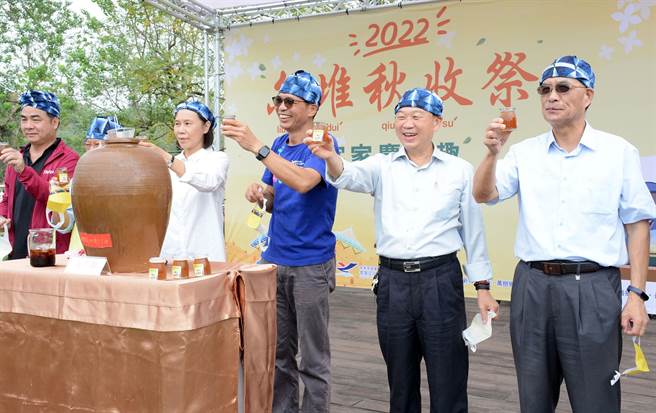 眾人将5年前酿造的柠檬酵素开封，瞬间香味扑鼻而来。（林和生摄）