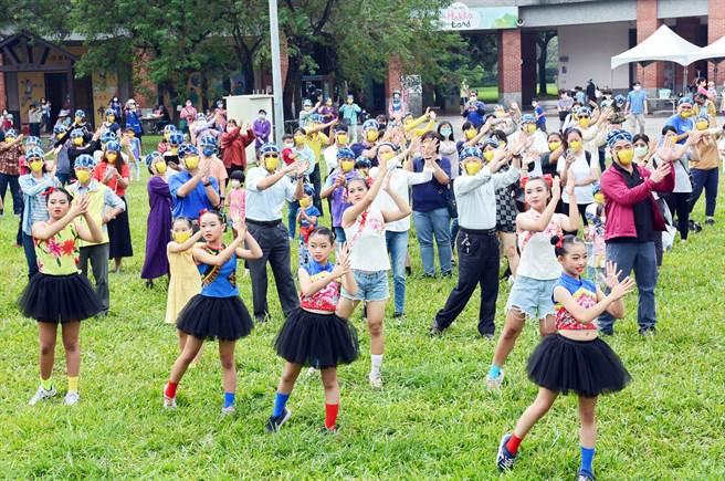 连结高屏12个乡区的「六堆秋收祭」活动，5日正式揭开序幕。（林和生摄）
