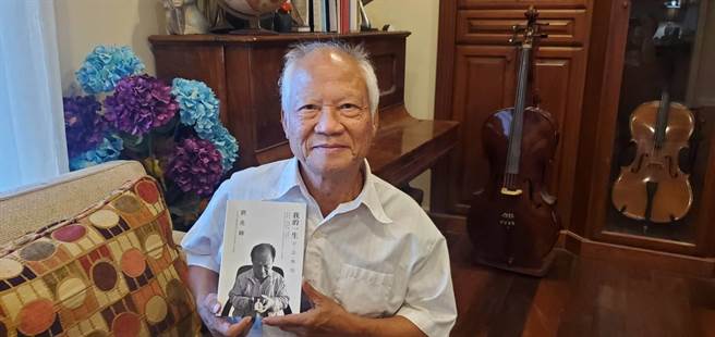 歷经復兴空难死劫、在金门行医近二十年的刘兆辉医师，日前完成回忆录「我的一生 平淡无悔」，将义卖书籍助一手创办的安琪莉莎合唱团永续经营(图／刘兆辉提供)