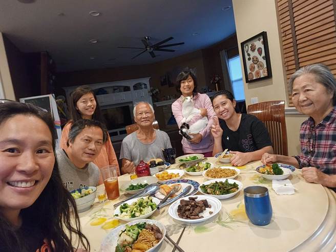 已高龄78岁的老医师刘兆辉(中)，去年九月罹患胰臟癌后，不得已离开挚爱的金门，到美国和家人团聚(图／刘兆辉提供)