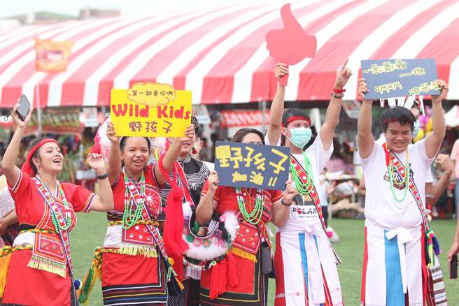 高雄市原民会表示，高雄丰潮办理以来，让各族群部落的青年会大家唱自己的歌、跳自己的舞，用他们方式呈现自己的文化，并相互交流。(高雄市原民会提供／林雅惠传真)