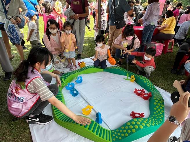 现场周边也安排表演、闯关、摸彩等活动。（台中市教育局提供／陈淑娥台中传真）