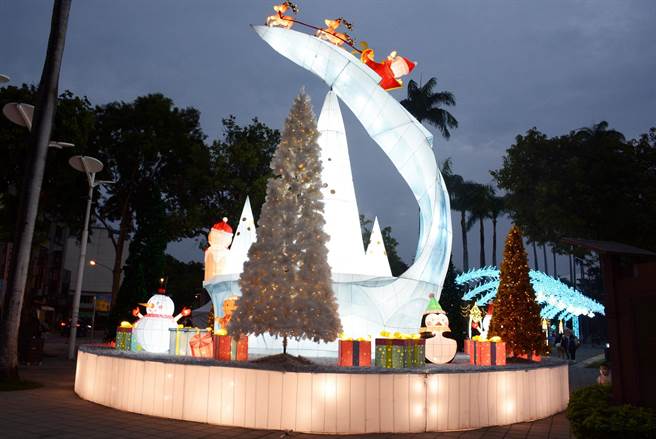 屏東聖誕節高達12公尺高的旋轉音樂盒「璀璨冰山」。（林和生攝）