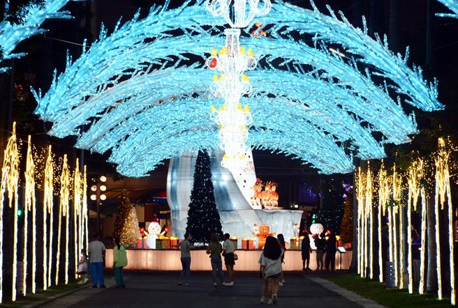 屏東聖誕節今年以「冰世界．雪國度」為燈飾主題，共設置15組燈飾。（林和生攝）