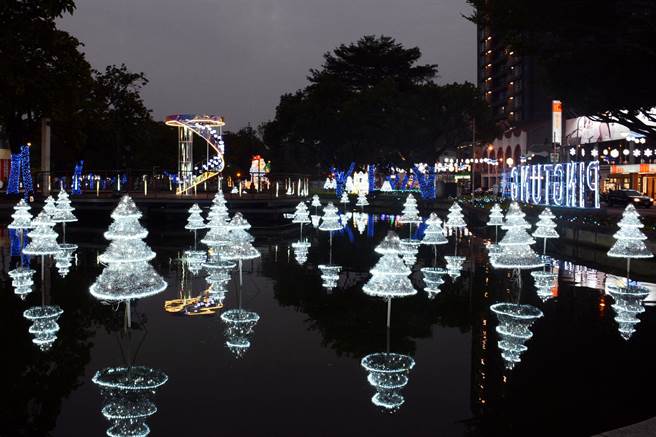 屏東聖誕節今年以「冰世界．雪國度」為燈飾主題，共設置15組燈飾。（林和生攝）