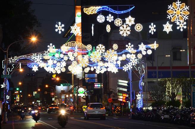 屏東聖誕節今年以「冰世界．雪國度」為燈飾主題，5日試燈讓屏東市街頭充滿濃濃節慶氛圍。（林和生攝）