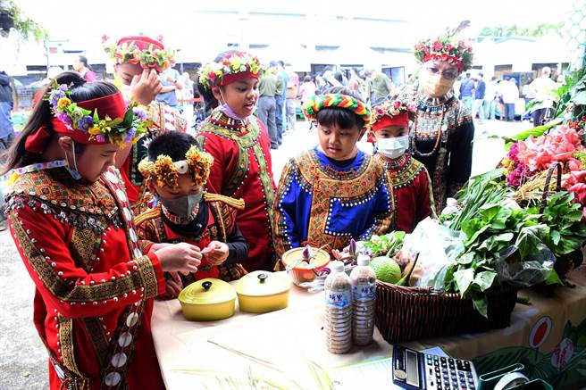 台东区农改场5日举办「夯食农、原力现」开放日活动，展示各项农业推广成果，吸引原乡小朋友围观。（庄哲权摄）