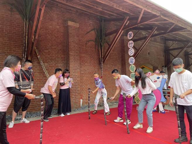 2022艋舺甘蔗祭5日在万华糖廍文化园区甘蔗园旁举办，大理国中也有外籍老师来体验剖甘蔗。（糖廍文化协会提供／张芷瑜台北传真）