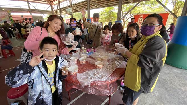 烈屿乡第20届芋头季亲子嘉年华活动今(5)日在东林复合式运动场热闹登场，大小朋友携手搓芋圆同乐(于家麒摄)