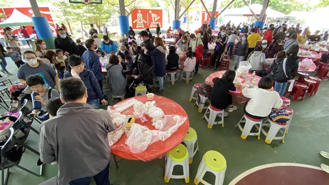 由于金门大桥的通车，人潮不断从大金门涌来，现场热闹滚滚(于家麒摄)