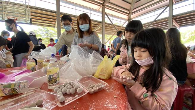 亲子搓芋圆活动，大小朋友携手共享天伦之乐，现场欢笑声不断(于家麒摄)