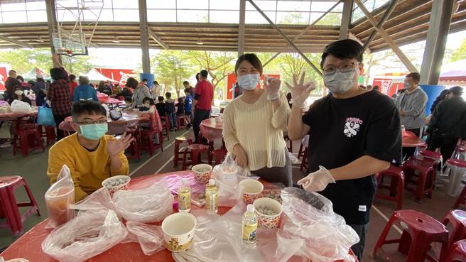 不少年轻朋友驾车前往烈屿，除了体验金门大桥之美，也一起加入搓芋圆活动同乐(于家麒摄)