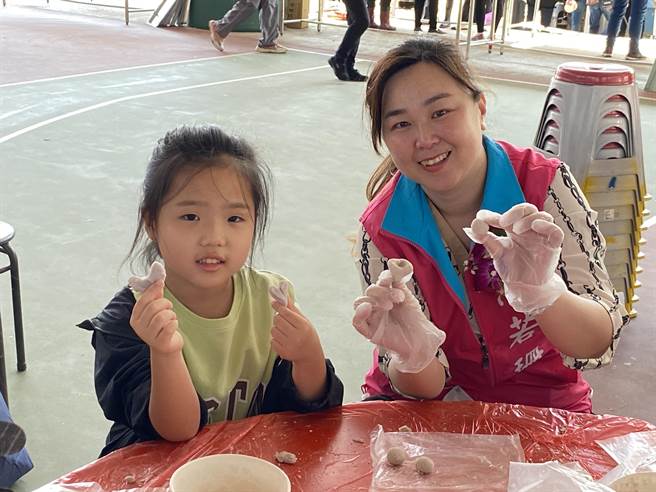 烈屿乡长洪若珊欢迎大家来当烈屿的代言人，将烈屿的美好行销给每一位亲朋好友(于家麒摄)