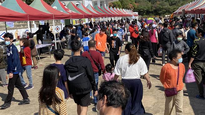 烈屿芋头季亲子嘉年华为金门大桥通车后首场大型观光活动，大批民眾驾车前往参加，现场车流量十分壮观，估计约有1万人次到场(于家麒摄)