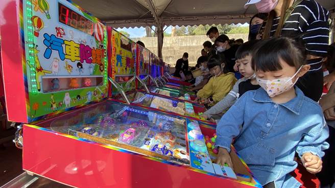 现场除了亲子搓芋圆活动，也有丰富的表演活动以及各项儿童游戏体验活动，热闹滚滚(于家麒摄)