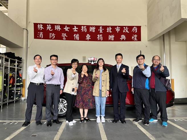 北市杰出市民林苑琳，5日再捐赠一辆消防警备车给消防局，由副局长游家懿代表颁赠感谢状。(翻摄照片／林郁平台北传真）
