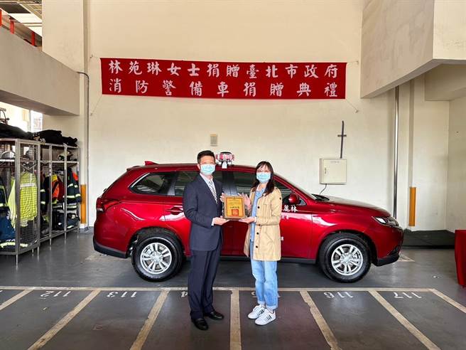 北市杰出市民林苑琳，5日再捐赠一辆消防警备车给消防局，由副局长游家懿代表颁赠感谢状。(翻摄照片／林郁平台北传真）