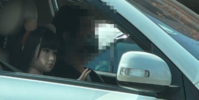 网友在路上目击，轿车的副驾驶座竟然摆着一个成人娃娃。（图／网友谢佳森授权使用）