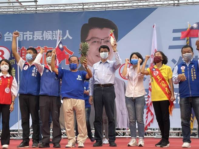 国民党台南市长候选人谢龙介妇女后援会今天成立，谢龙介高举菜头，象徵好彩头。(李俊淇摄)